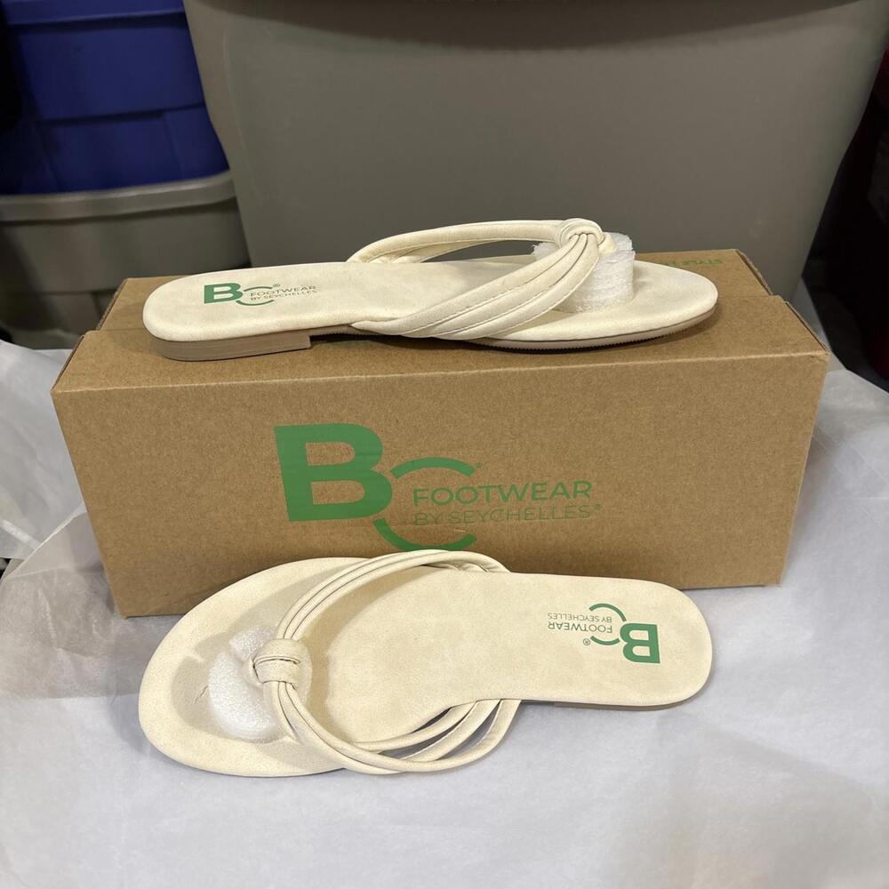 BC Footwear Laguna‎ thong sandals in a cream v-nubuck Sz 6